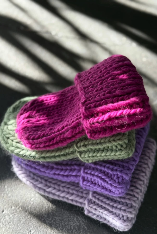Liliowa czapka podróżnicza handmade z wełny merynosa wełna merino polska marka