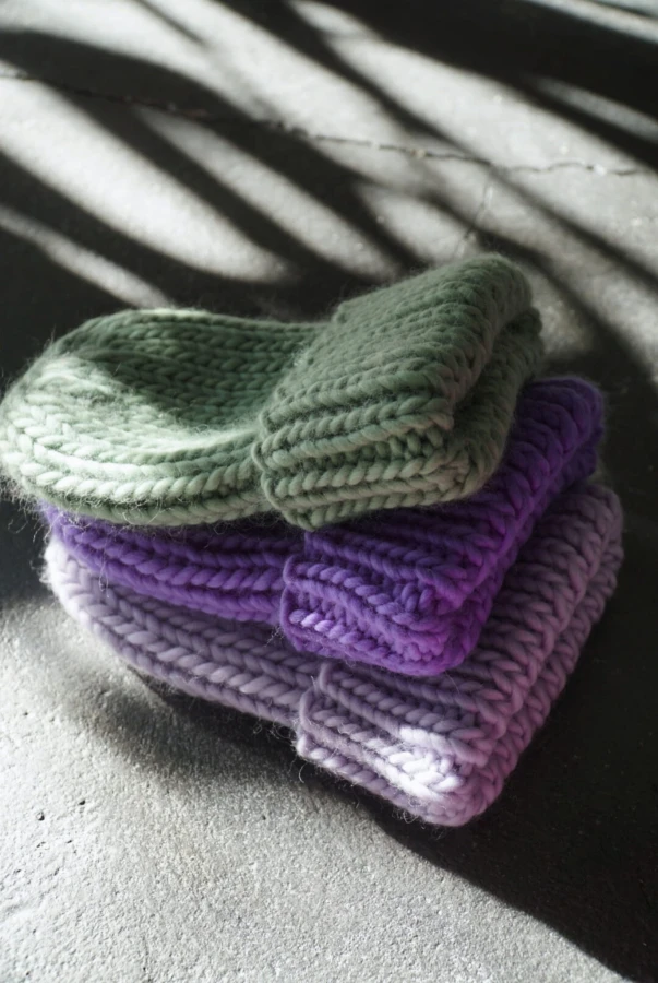 Czapka 100% Merino w kolorze fioletowym, rękodzielniczy produkt szyty w Polsce