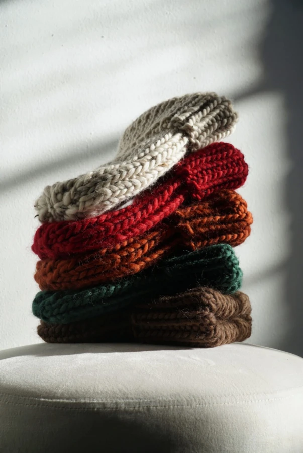Ręcznie dziergana czapka Merino w kolorze gorzkiej czekolady, produkt premium