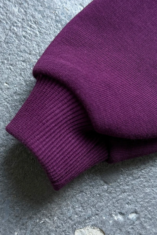 Bluza dla dziecka oversize w kolorze bakłażanowym zbliżenie na detal rękaw.jpg
