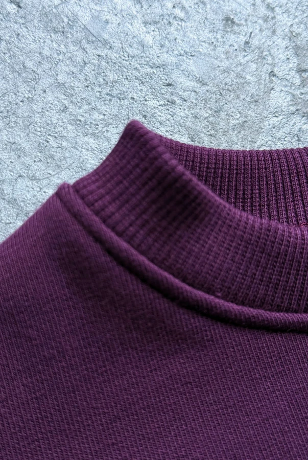 Bluza dla dziecka oversize w kolorze bakłażanowym zbliżenie na detal kołnierzyk.jpg