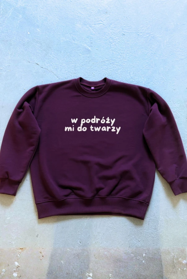Bluza damska W PODRÓŻY MI DO TWARZY w kolorze bakłażanowym dla podróżniczki podróże wyjazdy