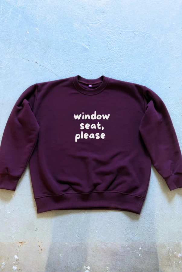 Bluza damska oversize z napisem WINDOW SEAT PLEASE dla podróżniczki kochającej podróże po całym świecie