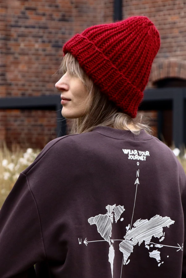 Bordowa czapka z wełny merynosa robiona ręcznie w Polsce handmade wełna merino polska marka