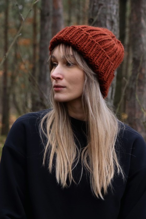 Ceglana Pomarańczowa czapka z wełny merynosa robiona ręcznie handmade wełna merino