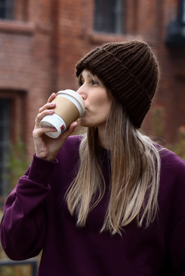 Czekoladowa czapka Merino handmade, naturalna i miękka, lokalna produkcja