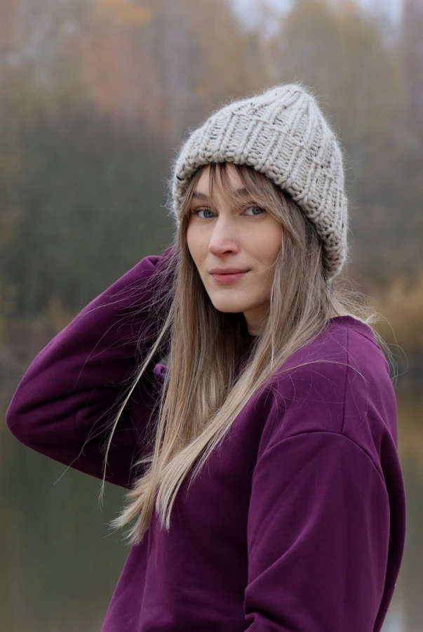 Czapka beżowa z wełny merynosa ręcznie wykonywana handmade wełna merino