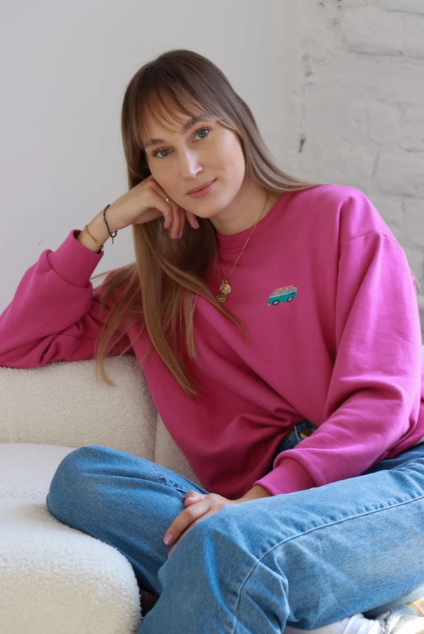 Damska bluza oversize w kolorze magenta z haftem vana dla miłośników podróży vanlife podróż zwiedzanie