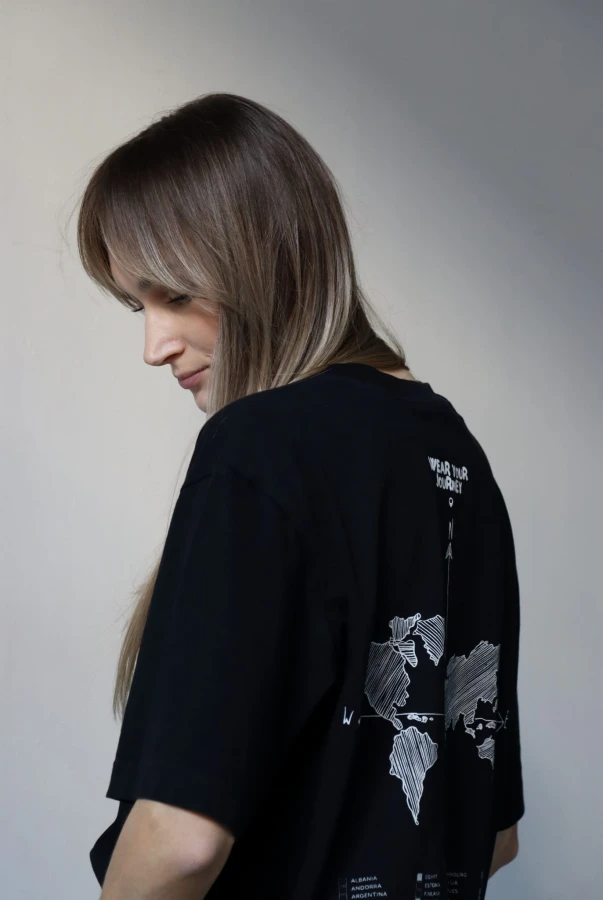 Czarna koszulka oversize unisex dla podróżnika idealna na prezent dla osoby kochającej podróżowanie po świecie