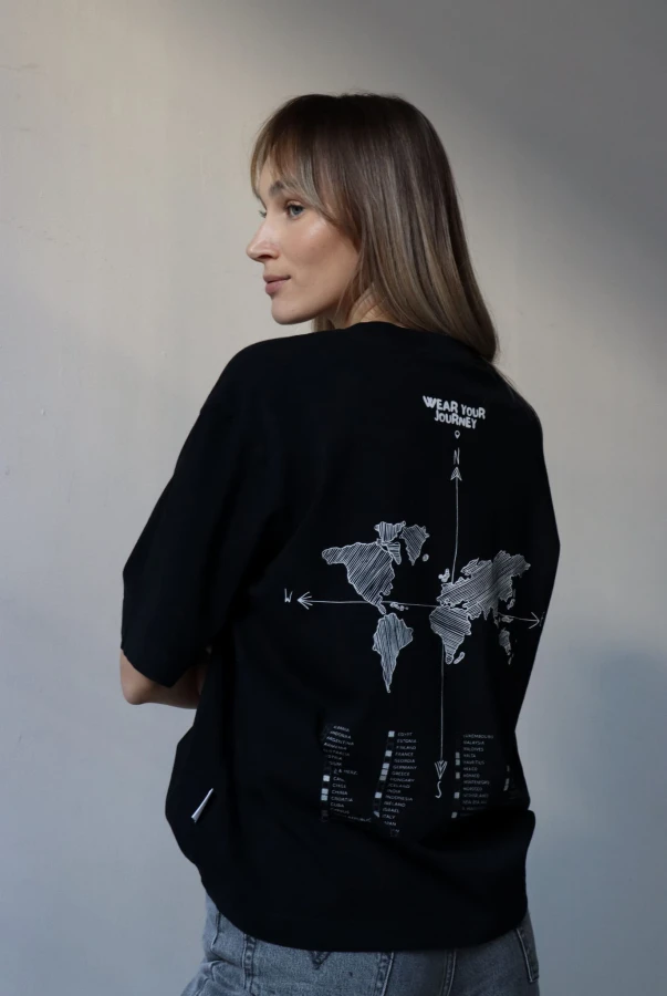 Czarna koszulka oversize unisex dla podróżnika idealna na prezent dla osoby kochającej podróżowanie po świecie