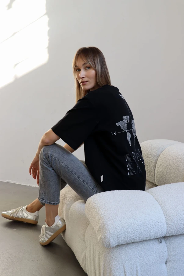 Czarna koszulka oversize unisex dla podróżnika idealna na prezent dla osoby kochającej podróżowanie po świecie