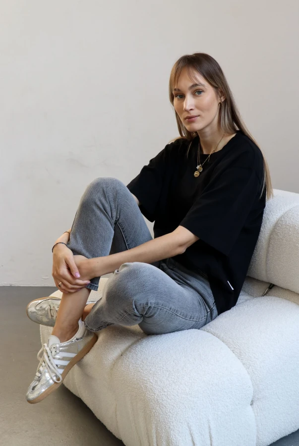 Czarna koszulka oversize unisex dla podróżnika idealna na prezent dla osoby kochającej podróżowanie po świecie