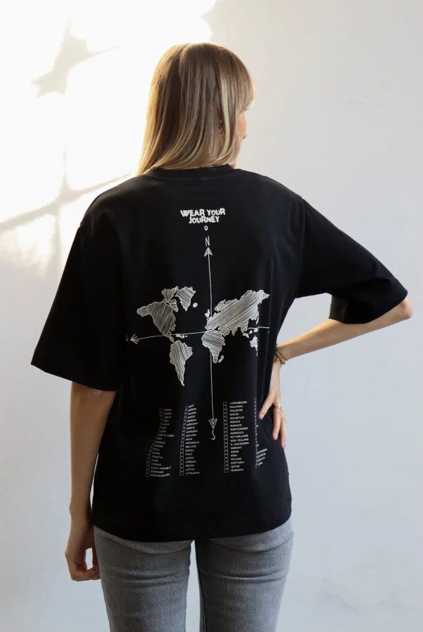 Czarna koszulka oversize unisex dla podróżnika idealna na prezent dla osoby kochającej podróżowanie po świecie