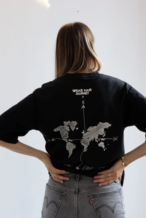 Czarna koszulka oversize unisex dla podróżnika idealna na prezent dla osoby kochającej podróżowanie po świecie