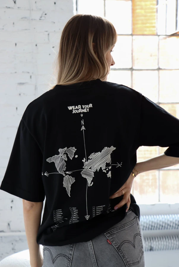 Czarna koszulka oversize unisex dla podróżnika idealna na prezent dla osoby kochającej podróżowanie po świecie