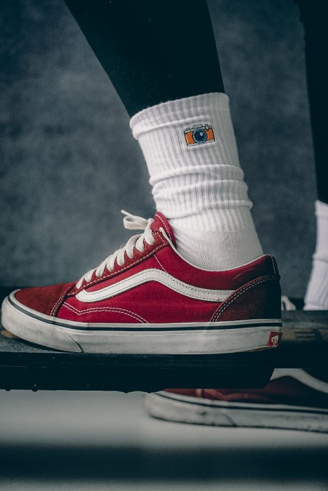 Skarpetki dla miłośników fotografii z minimalistycznym haftem aparatu fotograficznego