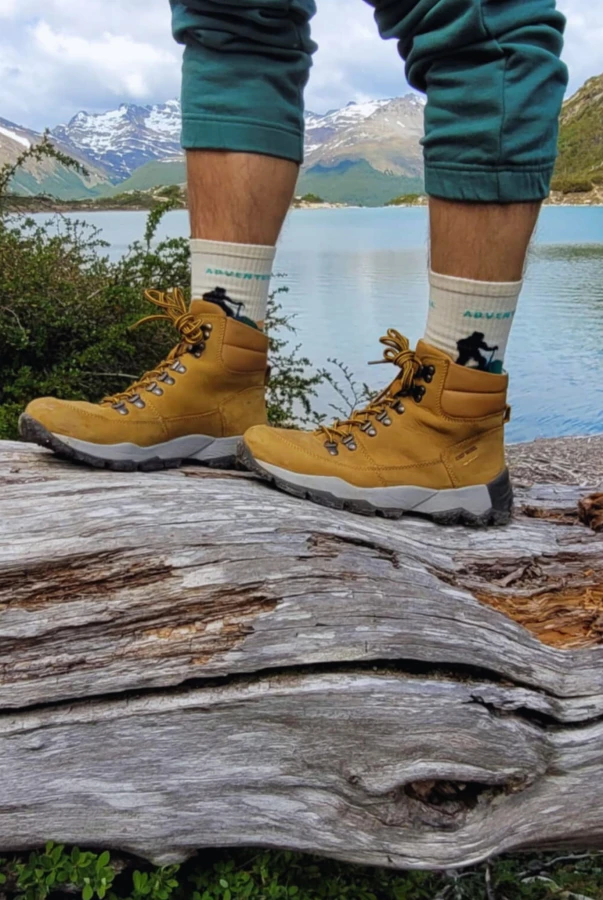 Skarpetki dla podróżnika z motywem górskim dla osób kochających piesze wędrówki po szlakach w górach z napisem ADVENTURE góry