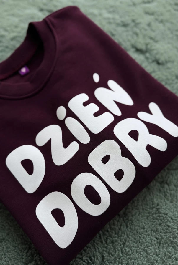 Bluza dziecięca z napisem DZIEŃ DOBRY dla dziecka w kroju oversize bakłażanowa