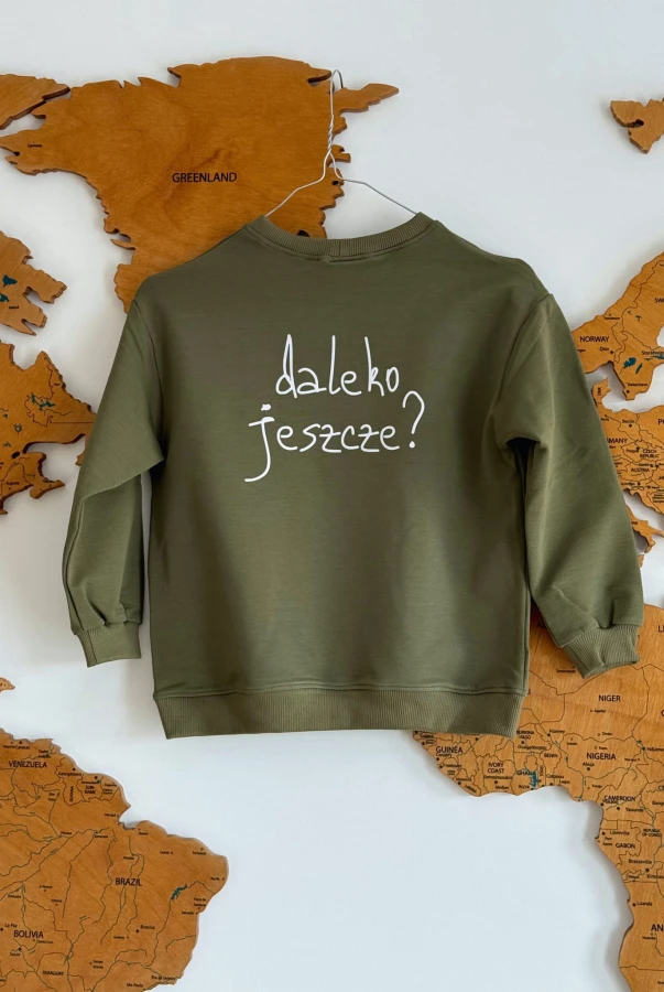 Bluza dla dziecka w różnych kolorach z napisem DALEKO JESZCZE dla małego podróżnika rodzinne podróżowanie
