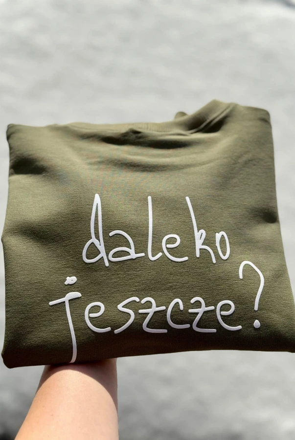 Bluza dla dziecka w różnych kolorach z napisem DALEKO JESZCZE dla małego podróżnika rodzinne podróżowanie oeko