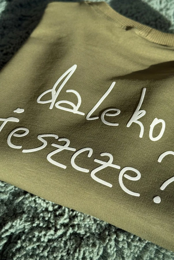 Bluza dla dziecka w różnych kolorach z napisem DALEKO JESZCZE dla małego podróżnika rodzinne podróżowanie napis handmade