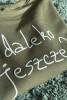 Bluza dla dziecka w różnych kolorach z napisem DALEKO JESZCZE dla małego podróżnika rodzinne podróżowanie dziecięca