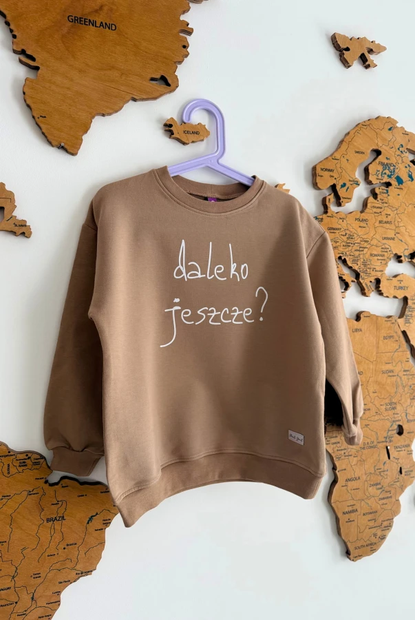 Bluza dla dziecka w różnych kolorach z napisem DALEKO JESZCZE dla małego podróżnika rodzinne podróżowanie