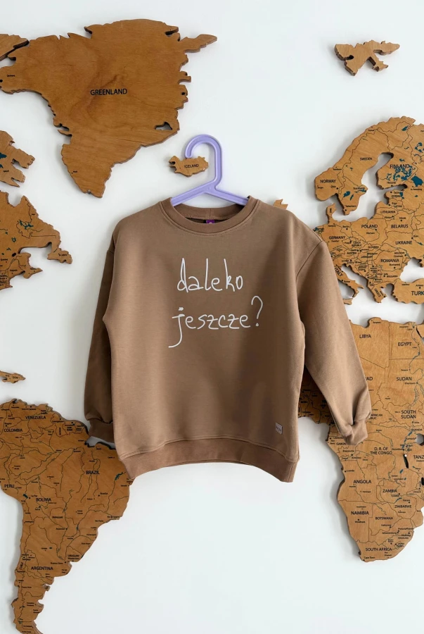 Bluza dla dziecka w różnych kolorach z napisem DALEKO JESZCZE dla małego podróżnika rodzinne podróżowanie