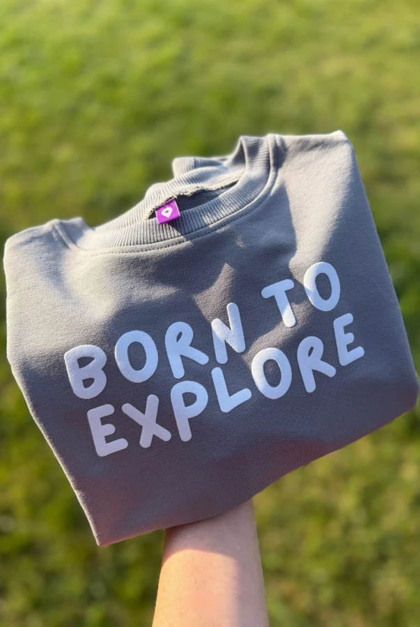 Bluza dla dziecka BORN TO EXPLORE w kolorze szarym dla małego podróżnika oversize