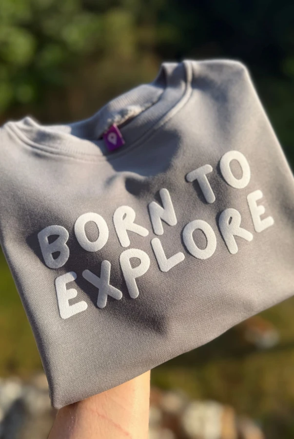 Bluza dla dziecka na wyjazd z napisem BORN TO EXPLORE w szarym kolorze.jpg
