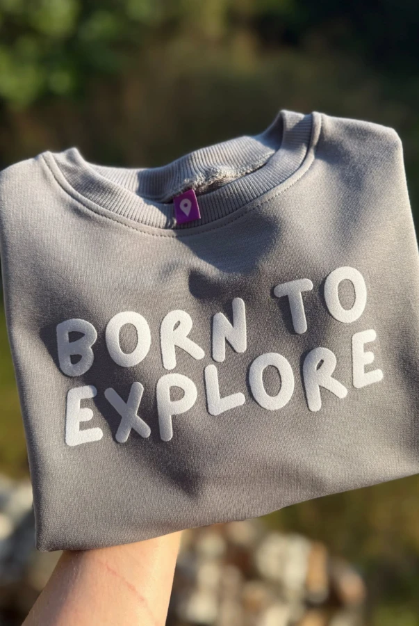 Bluza dziecięca oversize w kolorze szarym z napisem BORN TO EXPLORE dla małego podróżnika bawełna rodzinne podróżowanie.jpg