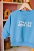 Dziecięca bluza dla małego podróżnika z napisem BORN TO EXPLORE w kolorze niebieskim bawełna oversize rodzinne podróże