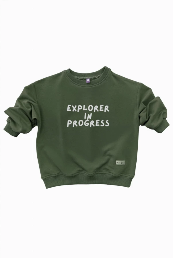 Podróżnicza bluza dla dziecka z napisem EXPLORER IN PROGRESS w kolorze zielonym oversize bawełna