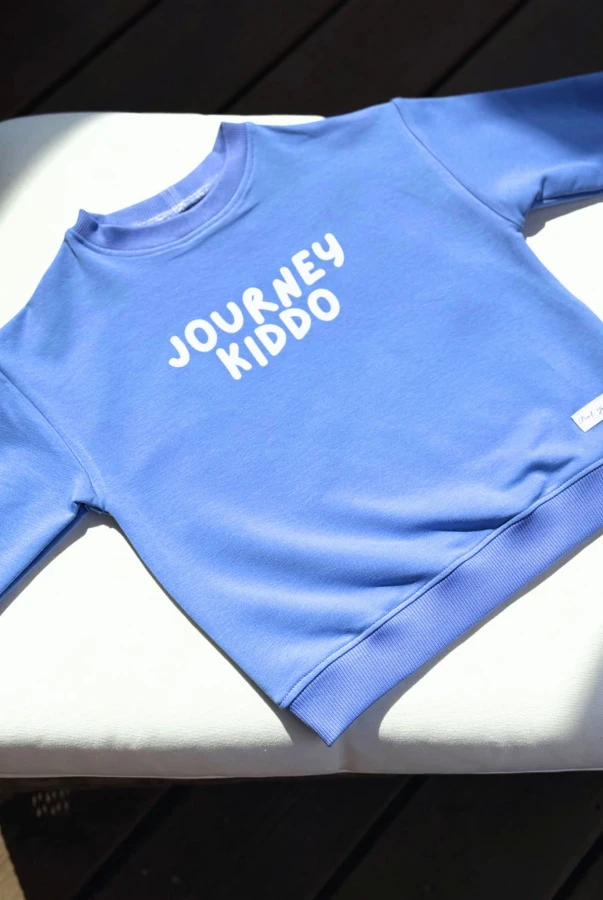 Dziecięca bluza oversize w kolorze niebieskim z napisem JOURNEY KIDDO dla małych podróżników