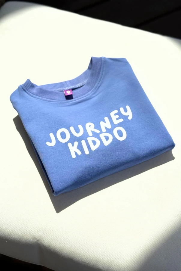 Dziecięca bluza oversize w kolorze niebieskim z napisem JOURNEY KIDDO dla małych podróżników