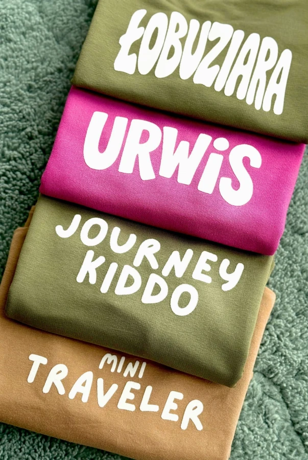 Dziecięca bluza oversize w kolorze niebieskim z napisem JOURNEY KIDDO dla małych podróżników