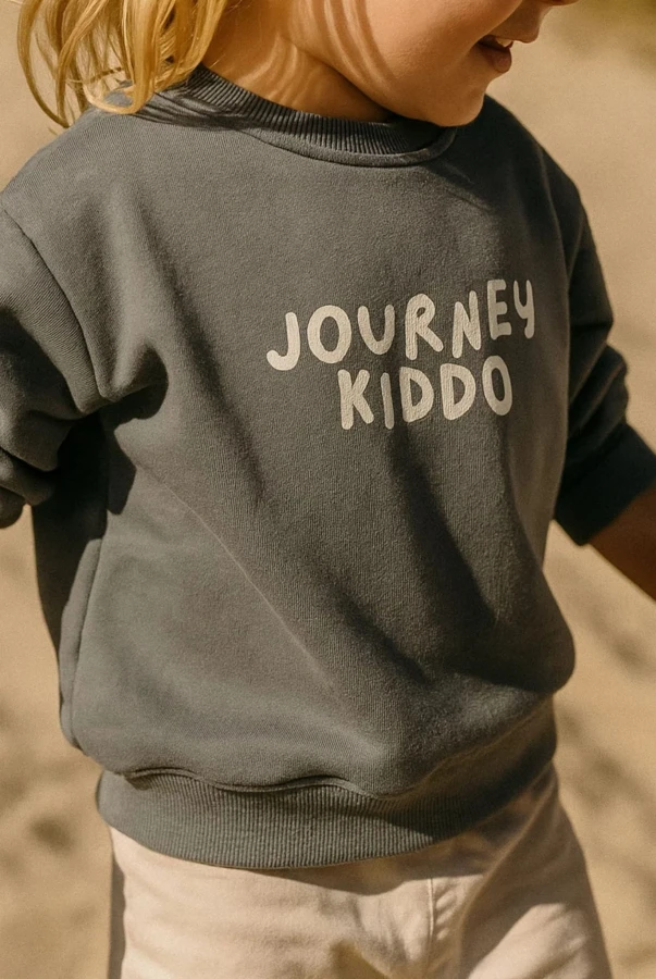 Dziecięca bluza oversize w kolorze niebieskim z napisem JOURNEY KIDDO dla małych podróżników