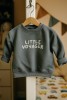 Bluza dla dziecka w kolorze niebieskim z napisem LITTLE VOYAGER dla małego podróżnika rodzinne podróże wyjazdy bawełna oversize