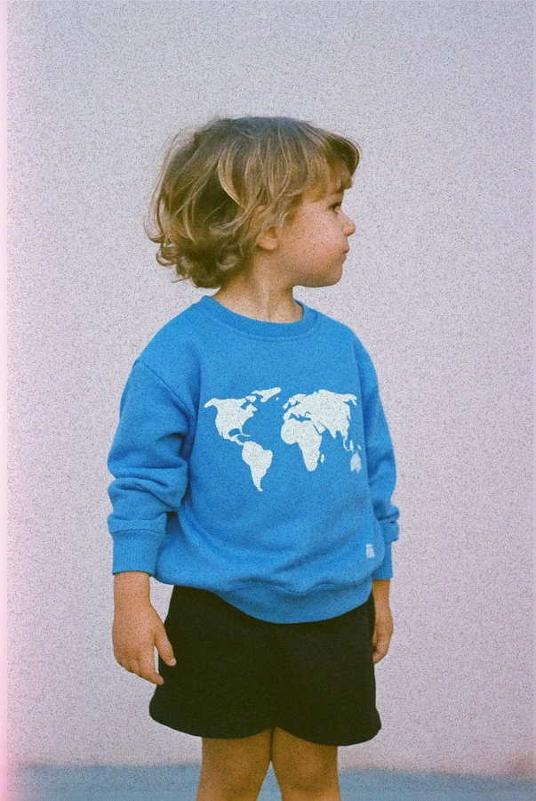 Bluza dziecięca mapa świata Wear Your Journey w kolorze kawowym oversize podróże rodzinne podróżowanie