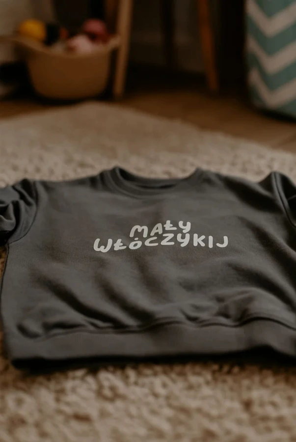 Bluza dla dziecka oversize z napisem MAŁY WŁÓCZYKIJ podróże handmade