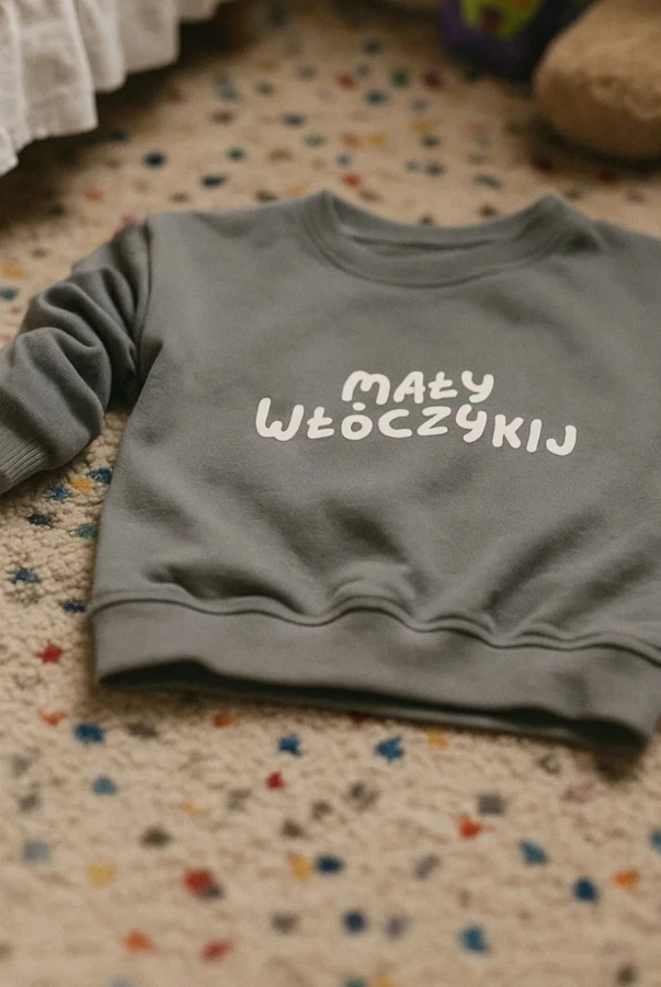 Bluza dla dziecka oversize z napisem MAŁY WŁÓCZYKIJ podróże handmade