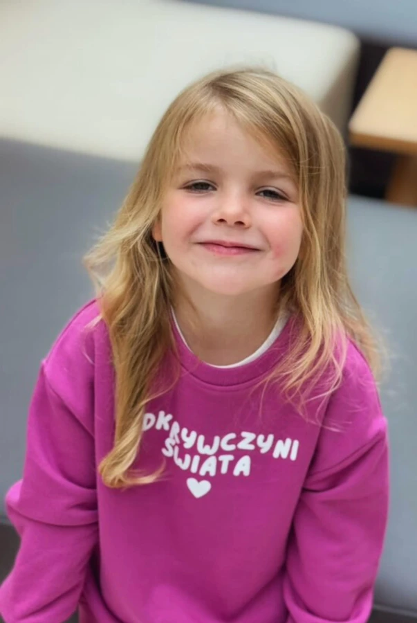 Bluza dla dziewczynki odkrywczyni świata niebieska podróże dziecko wyjazdy