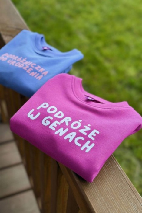 Bluza dla dziecka oversize dla małego podróżnika z napisem PODRÓZE W GENACH rodzinne podróżowanie bawełna polska produkcja