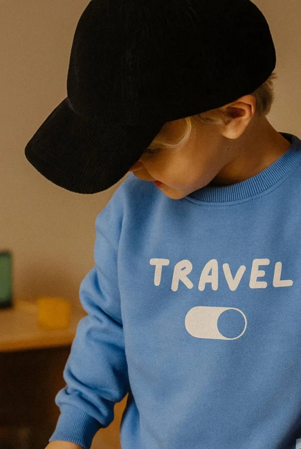 Bluza dziecięca małego podróżnika z napisem TRAVEL i grafiką MODE ON dla rodzin podróżników kochających zwiedzać świat podróże bawełna oversize