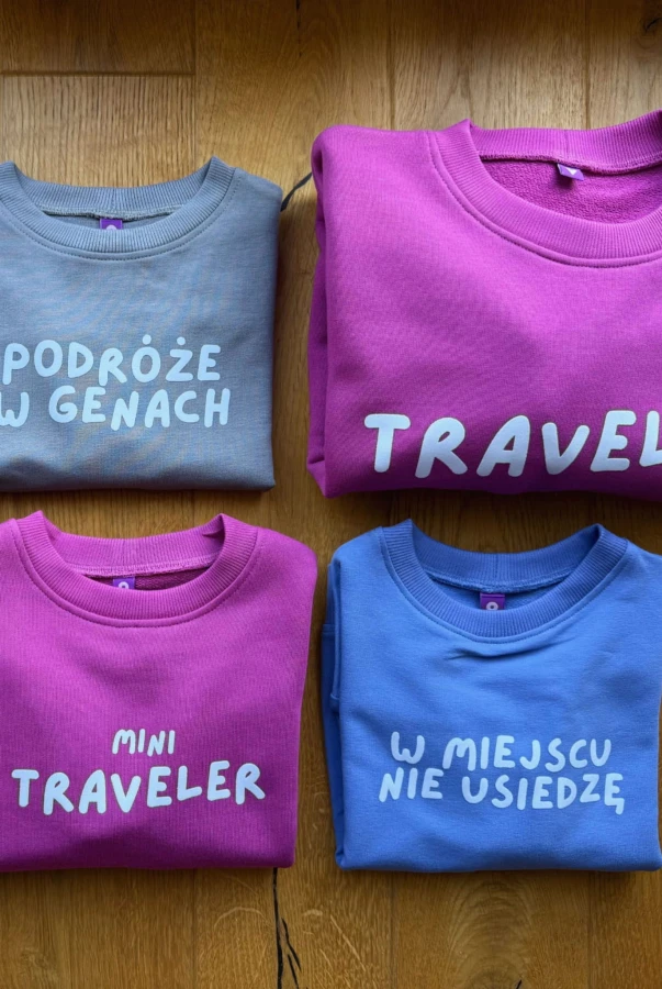 Szara bluza dziecięca z napisem W MIEJSCU NIE USIEDZĘ bawełna oversize w różnych kolorach dla podróżnika