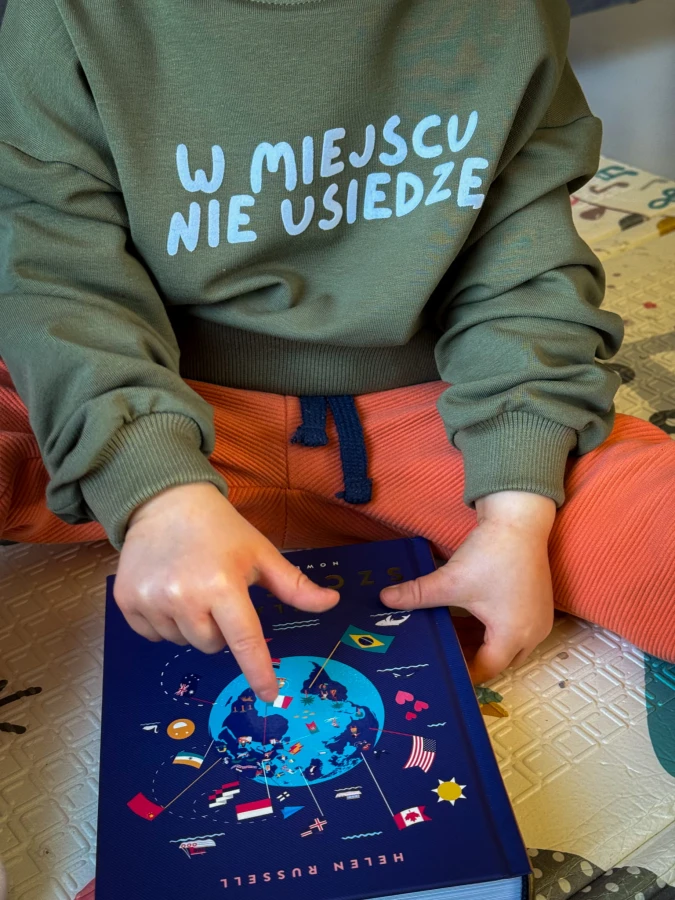 Szara bluza dziecięca z napisem W MIEJSCU NIE USIEDZĘ bawełna oversize w różnych kolorach dla podróżnika