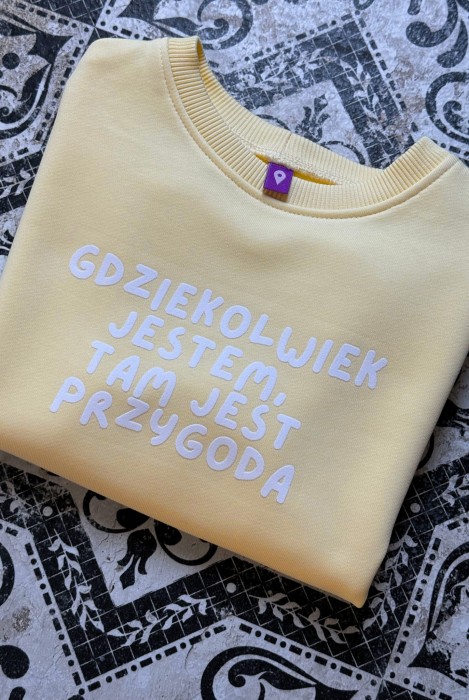 Bluza dla dziecka z napisem GDZIEKOLWIEK JESTEM TAM JEST PRZYGODA dla małego podróżnika oversize żółta podróże rodzinne