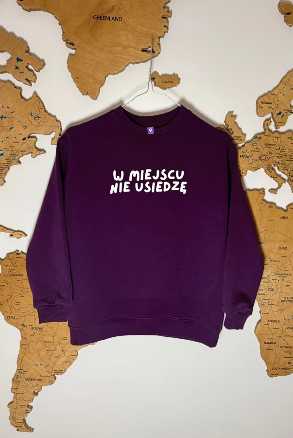 Bluza dla dziecka z napisem W MIEJSCU NIE USIEDZĘ w kolorze bakłażanowym dla małego urwisa bawełna oversize polska produkcja