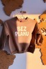 Podróżnicza bluza dziecięca z napisem BEZ PLANU w kolorze beżowym dla małego podróżnika rodzinne podróże rodzina podróżników podróże zwiedzanie świata