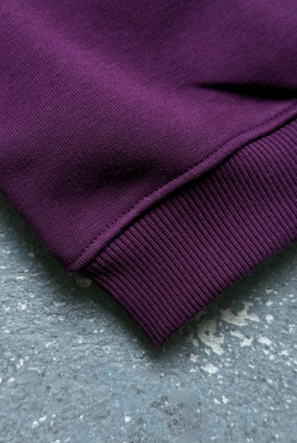 Bluza oversize w kolorze bakłażanowym zbliżenie na detal ściągacz